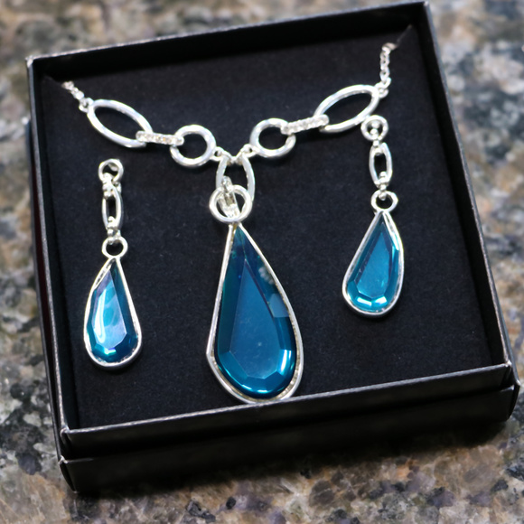 Avon Jewelry - Avon Blue Teardrop Earrings & Necklace Avon Jewelry - Avon Blue Teardrop Earrings & Necklace